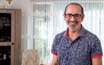 Foto van Orhan, die werkt bij de Donorinformatielijn van Sanquin. Sinds hij zelf bloedtransfusies nodig had voor de behandeling van acute leukemie, is hij ze nóg dankbaarder voor hun gift.