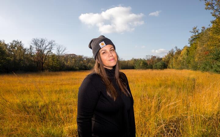 Portretfoto van Sara bij een grasveld en bomen op de achtergrond